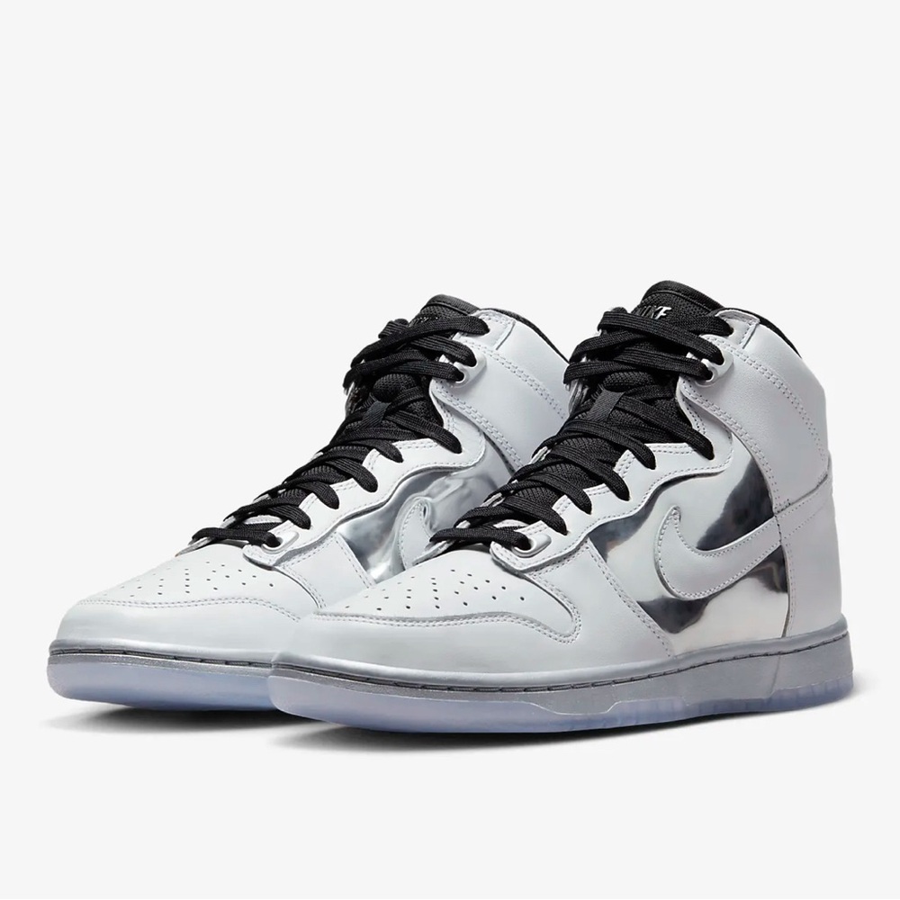 *NWT * Nike Dunks SE in White/ Metallic Silver
